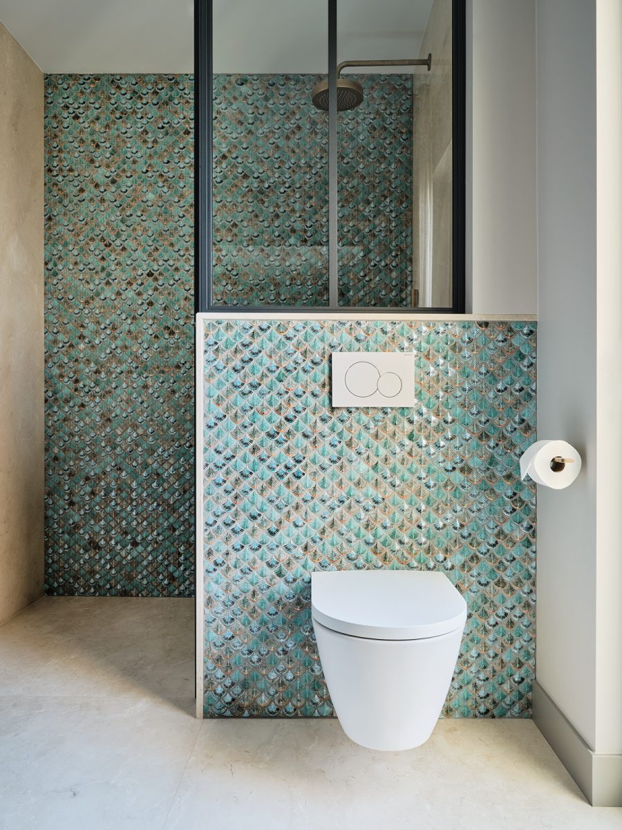 badkamer met blauw schelpvormig mozaik