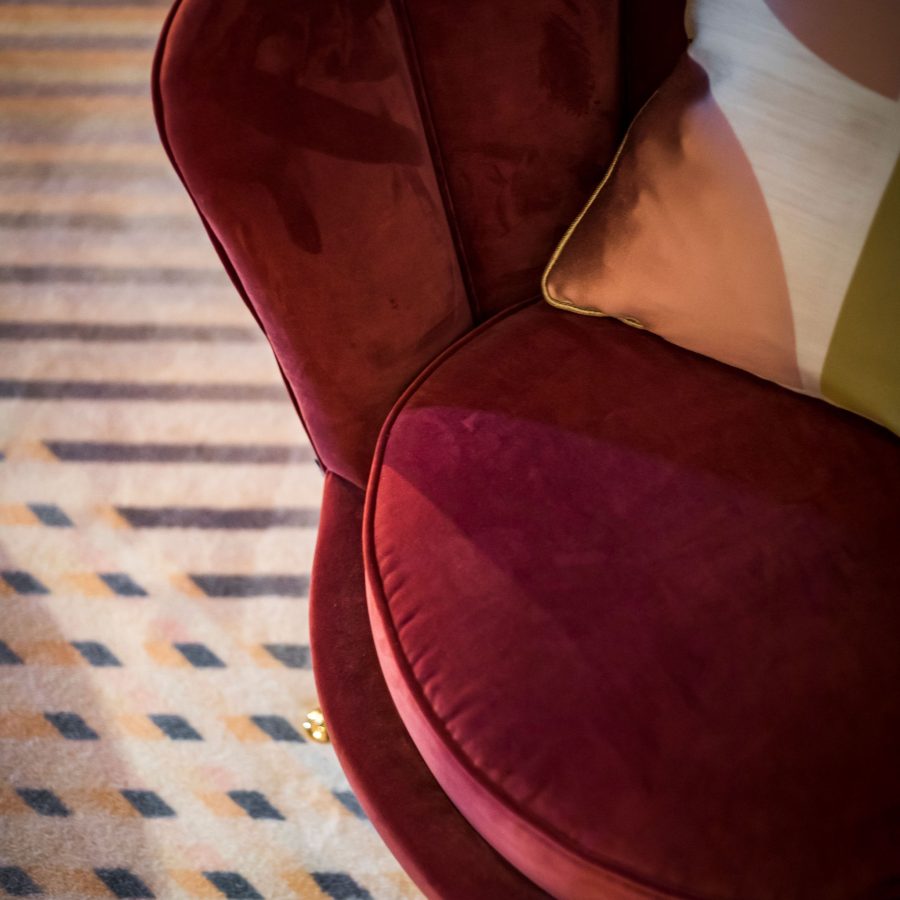detail foto fauteuil in rode stof.