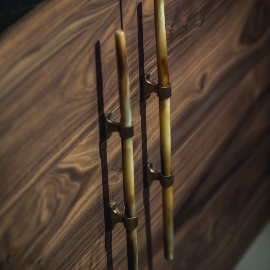 detail foto van noten houten kastdeuren met deurhendels van hornen